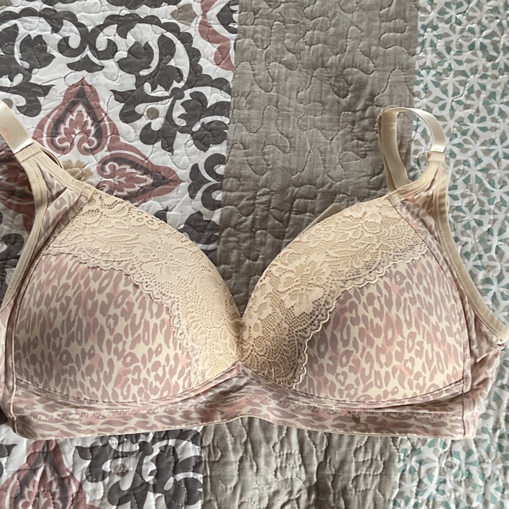 Gloria Vanderbilt Elegant Lace Trimmed Bra